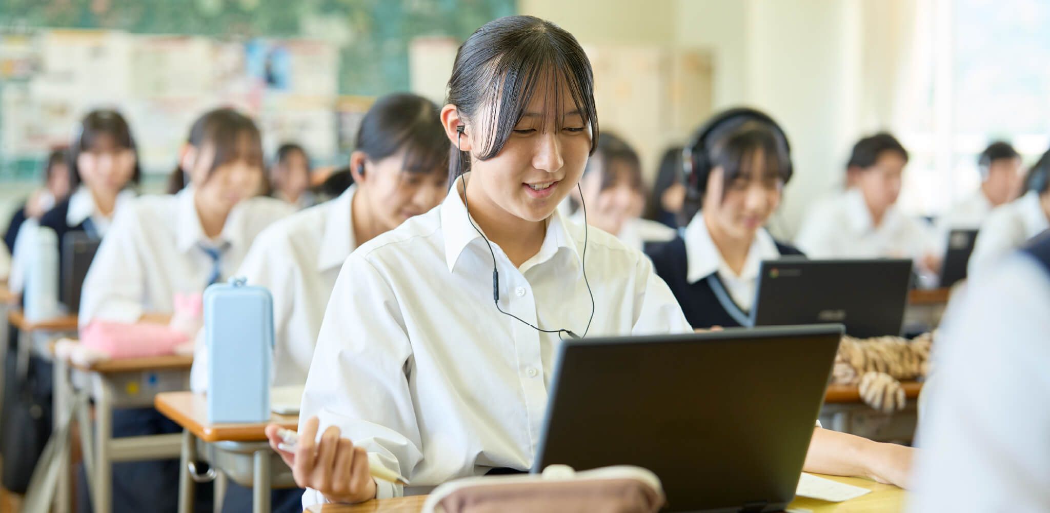 教室でオンライン英会話を受講している生徒