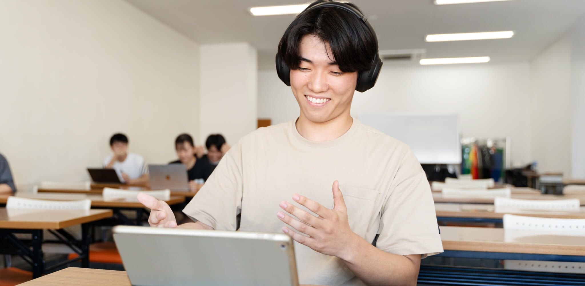 教室でオンライン英会話を受講している生徒