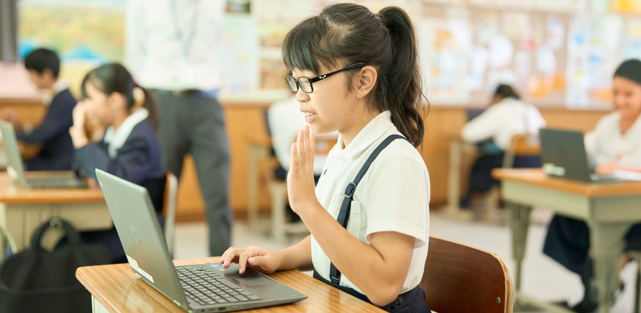 教室でオンライン英会話を受講している生徒